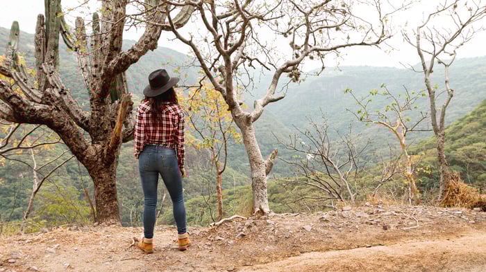 mujer-de-alto-angulo-mirando-hacia-el-valle