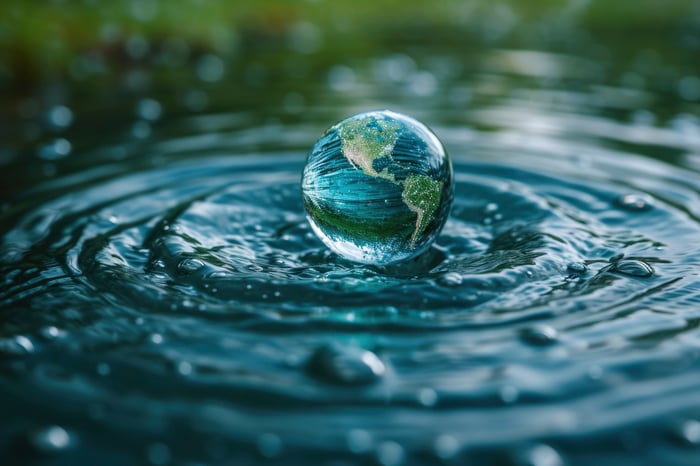 realistic-water-drop-with-ecosystem